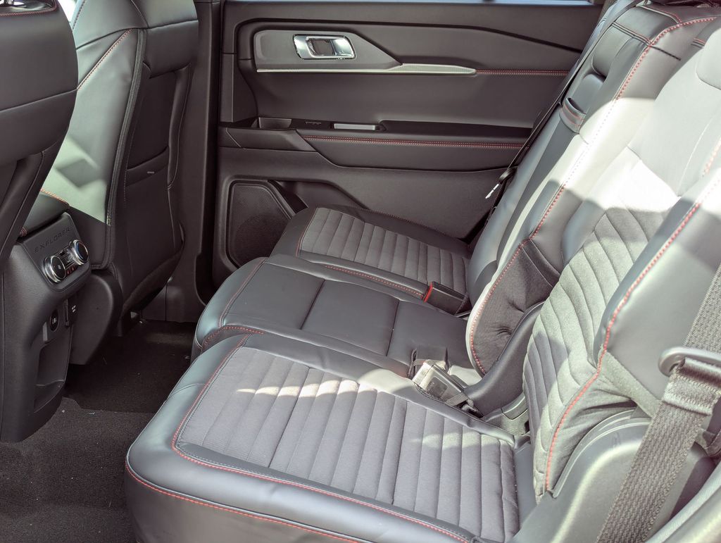 2026 Ford Explorer ST-Line - Photo 13