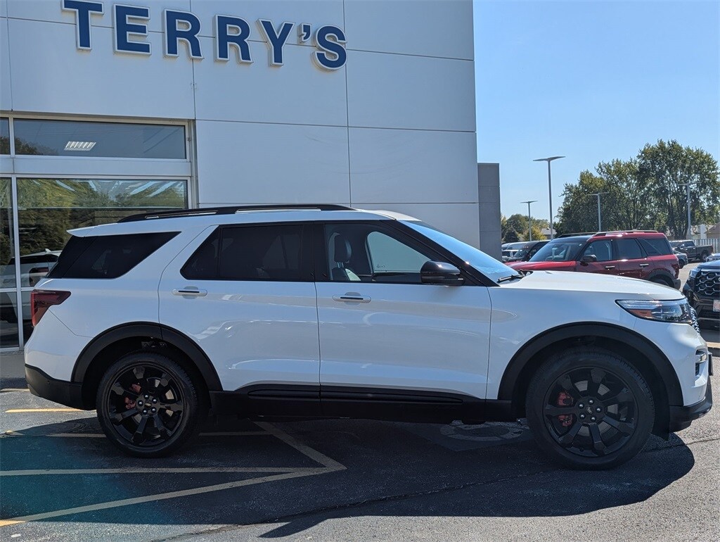 2022 Ford Explorer ST photo 2
