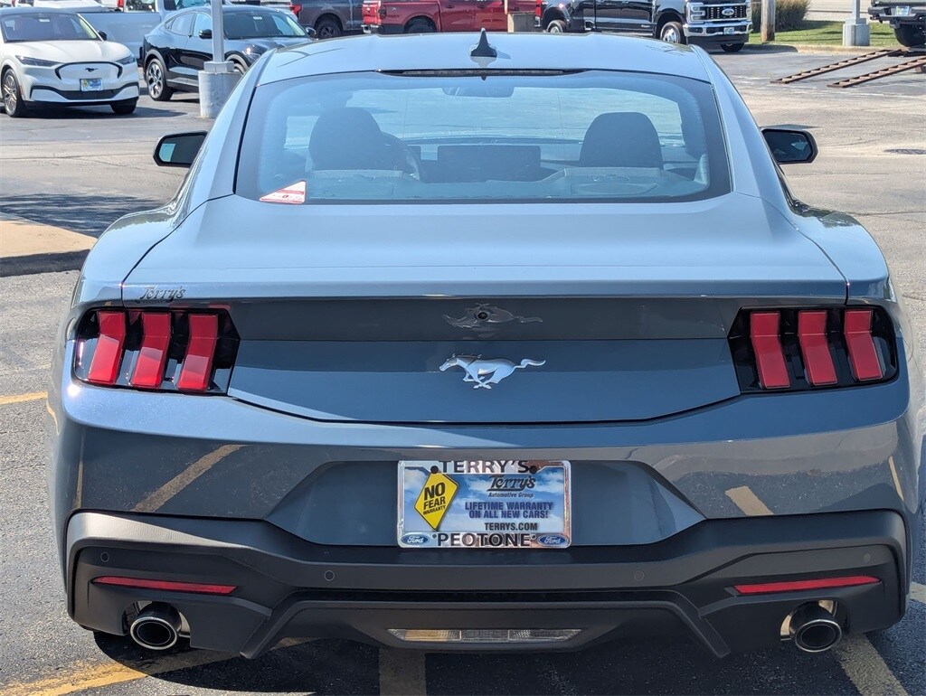 2025 Ford Mustang EcoBoost photo 2
