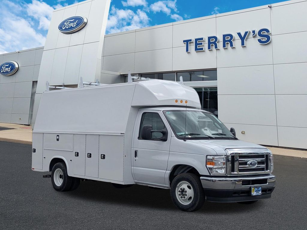 2025 Ford E-Series Cutaway Base