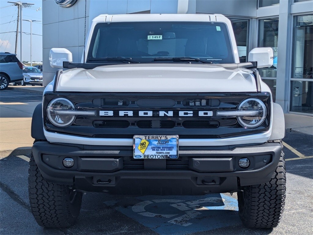 2025 Ford Bronco Outer Banks photo 2