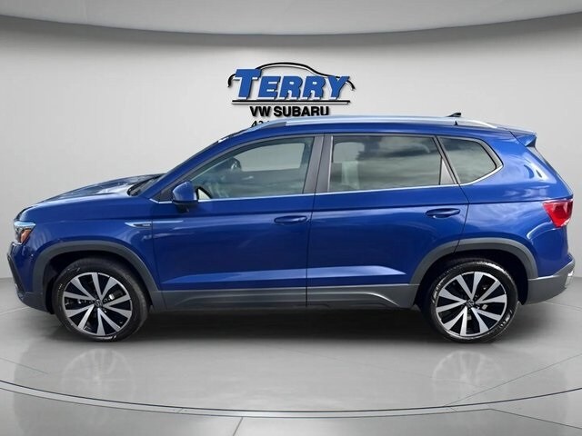 2022 Volkswagen Taos SE photo 2