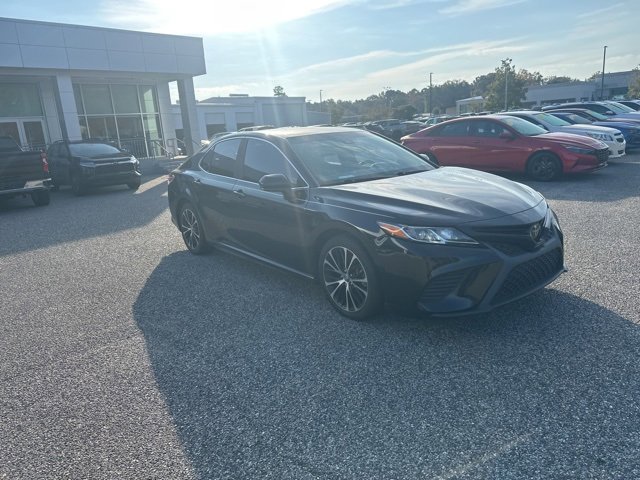 2018 Toyota Camry SE photo 3