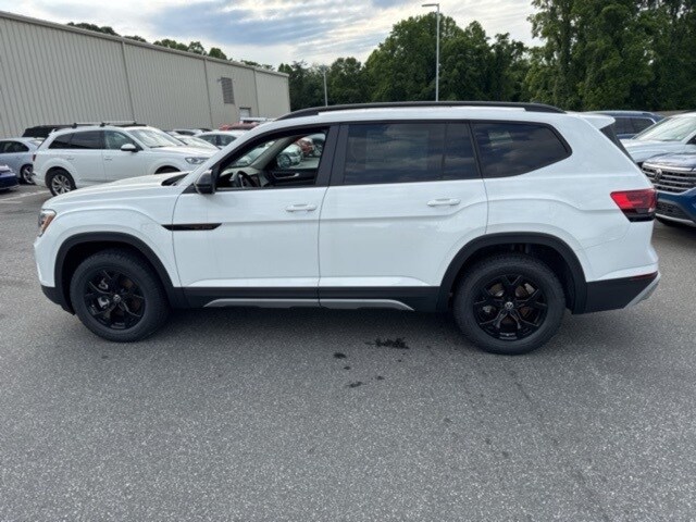 2025 Volkswagen Atlas Peak Edition SE photo 2