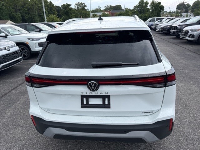 2025 Volkswagen Tiguan SE photo 3
