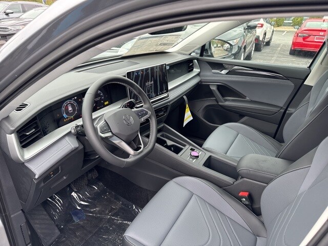 2025 Volkswagen Tiguan SE photo 3