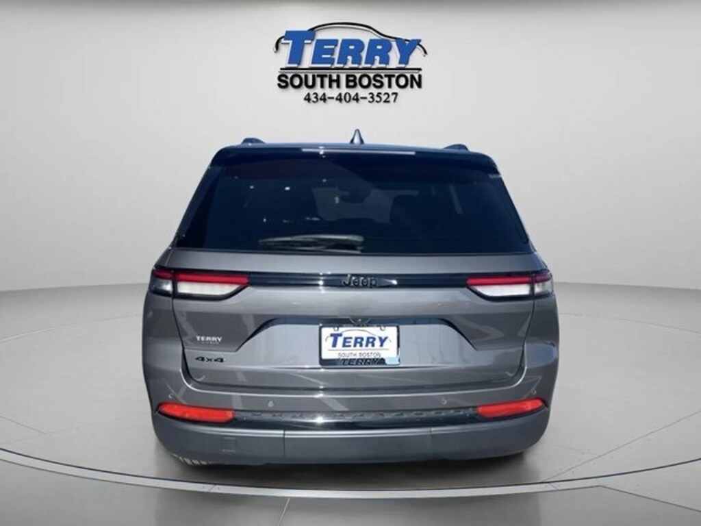 Used 2024 Jeep Grand Cherokee Laredo SUV