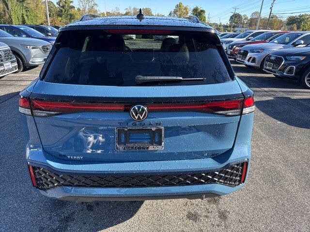 2025 Volkswagen Tiguan SE R-Line Black photo 2