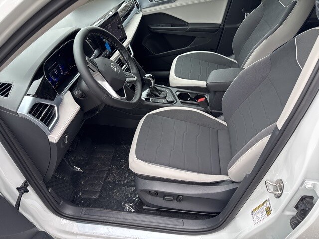 2025 Volkswagen Taos SE photo 4
