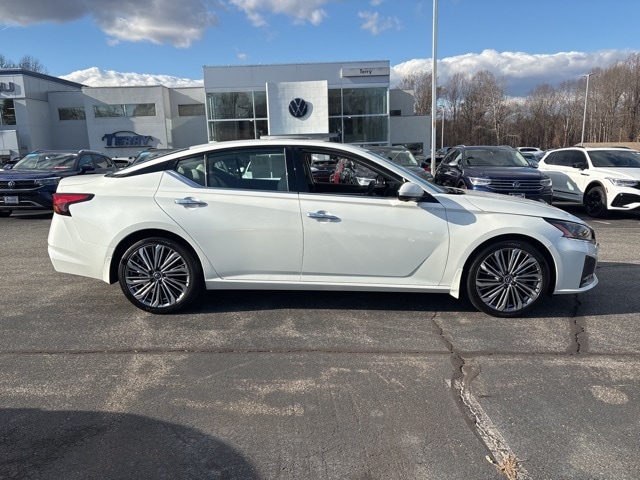 2024 Nissan Altima SL's photo