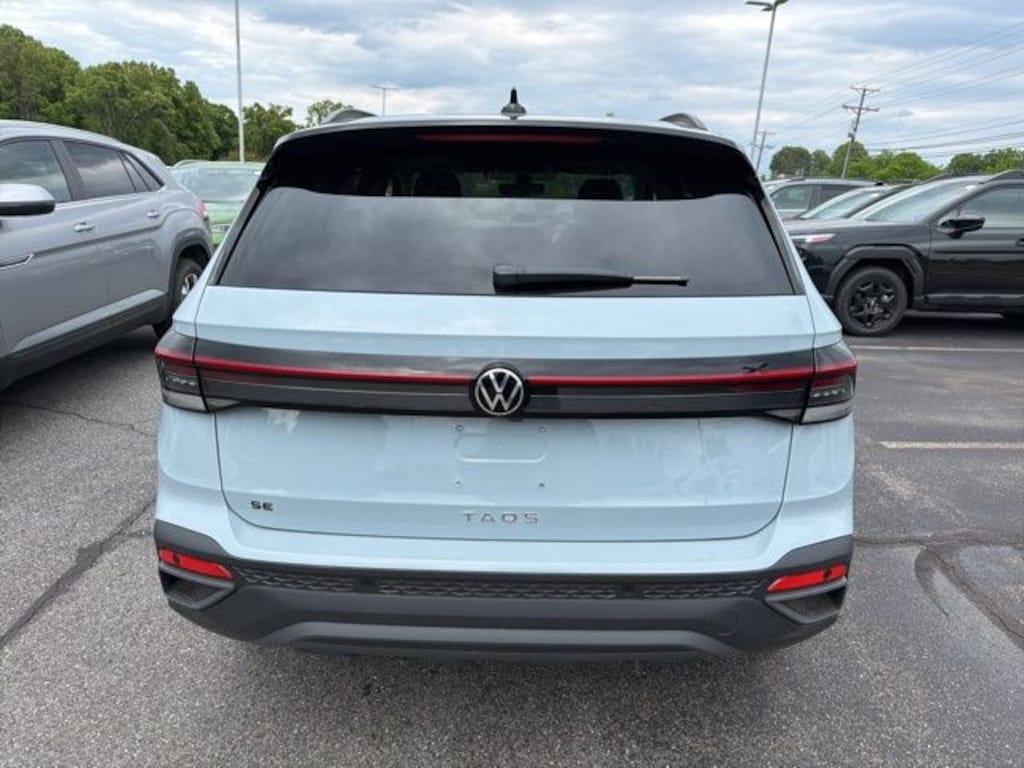 New 2026 Volkswagen Taos 1.5T SE Black SUV