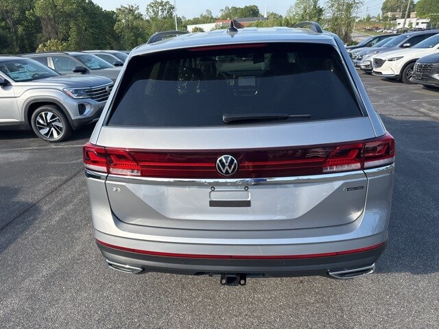 2025 Volkswagen Atlas SE Technology photo 2