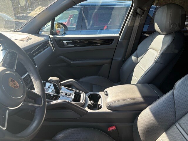 2019 Porsche Cayenne S photo 2