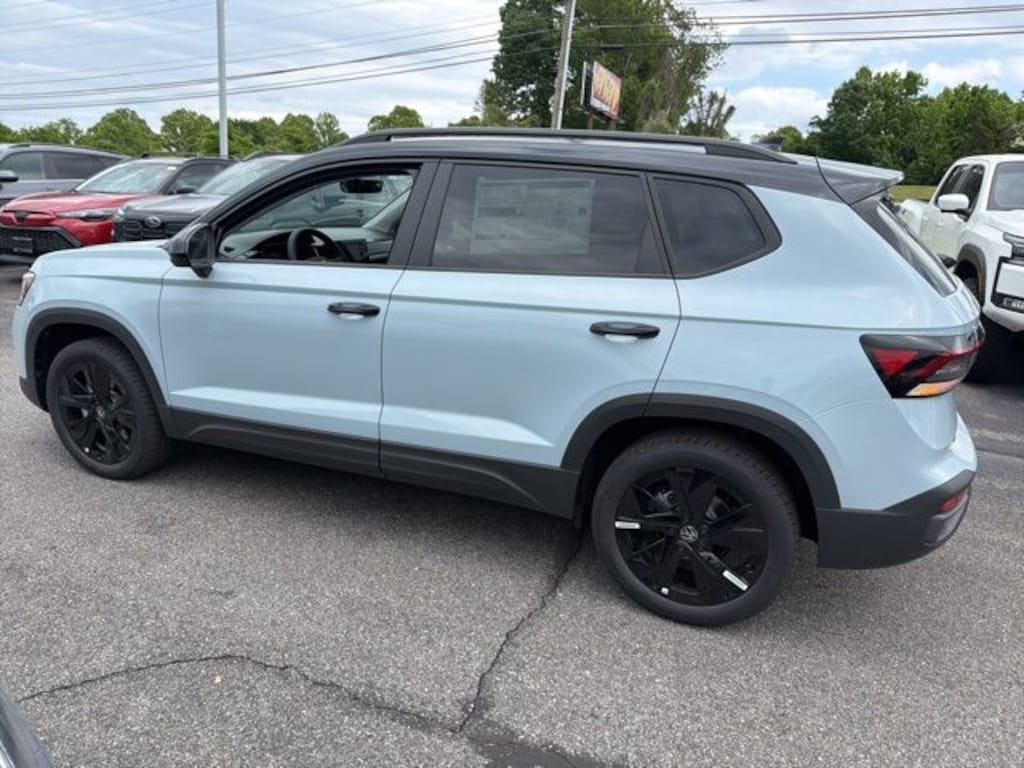 New 2026 Volkswagen Taos 1.5T SE Black SUV
