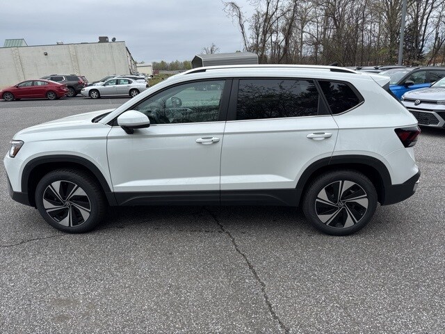2025 Volkswagen Taos SE photo 3