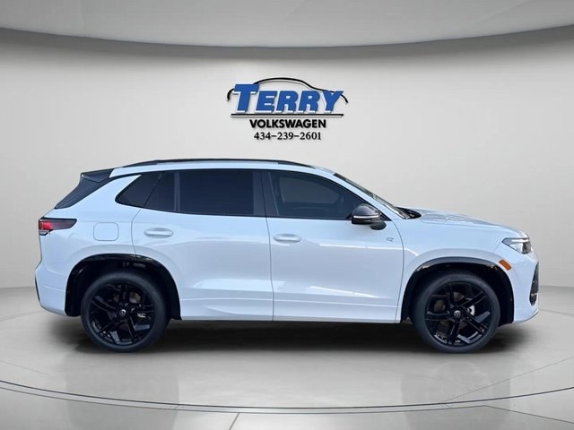 2025 Volkswagen Tiguan SE R-LINE BLACK's photo