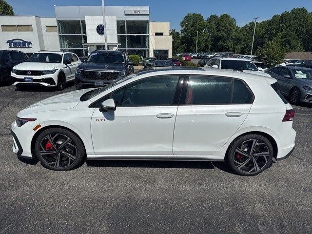 2025 Volkswagen Golf GTI SE photo 2