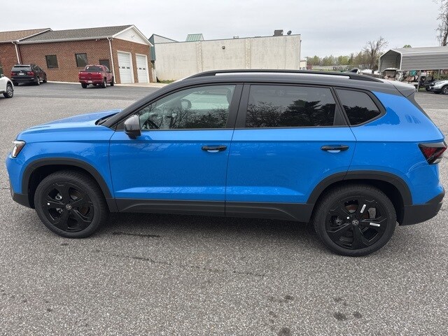 2025 Volkswagen Taos SE photo 3