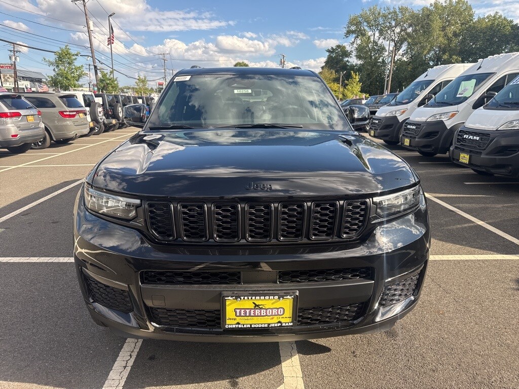 2025 Jeep Grand Cherokee Limited photo 2