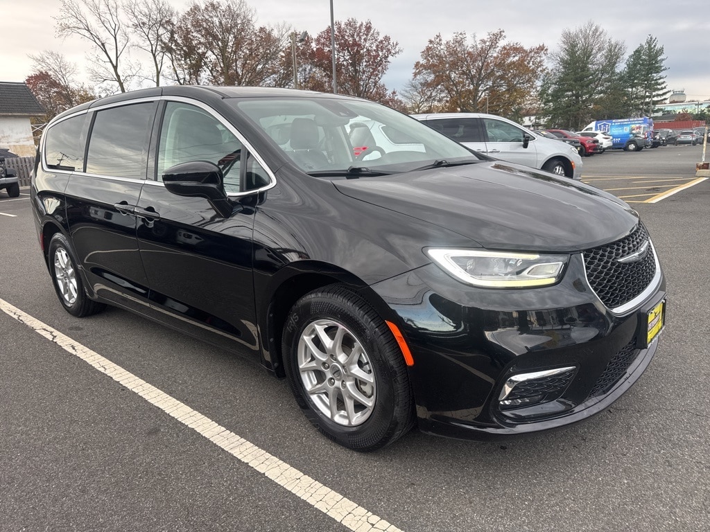 2024 Chrysler Pacifica Touring L's photo