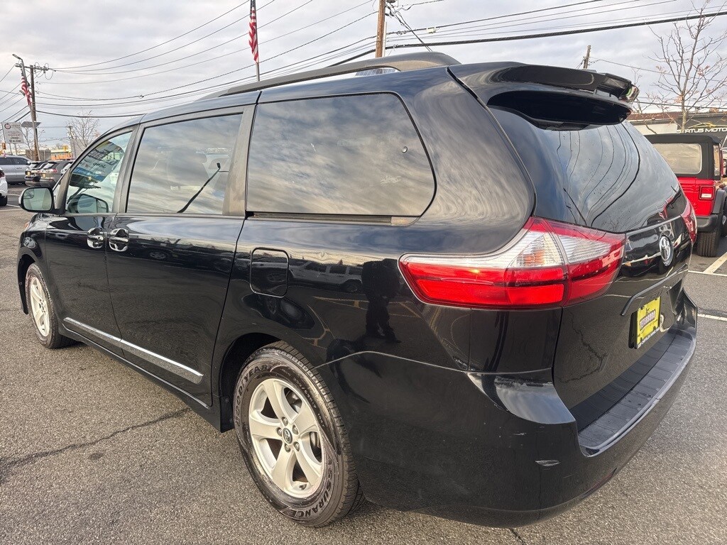 2018 Toyota Sienna LE photo 4
