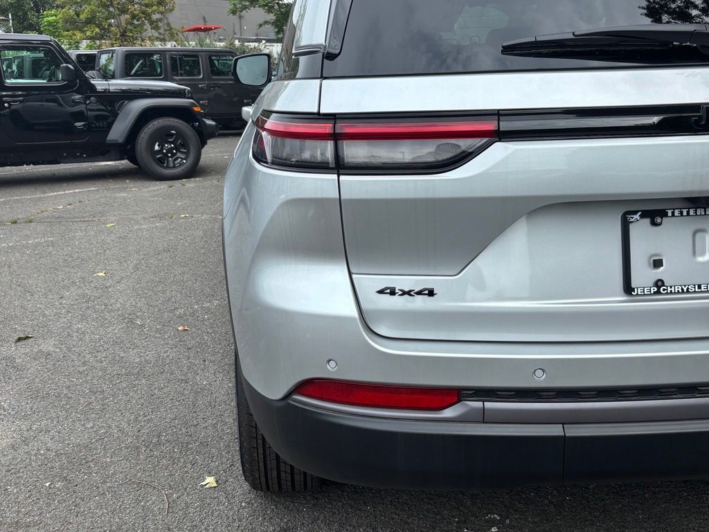 2026 Jeep Grand Cherokee Laredo - Photo 13