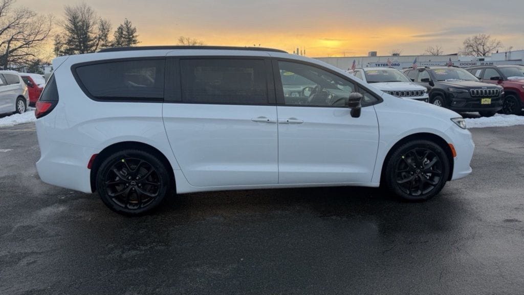 2026 Chrysler Pacifica Select - Photo 7