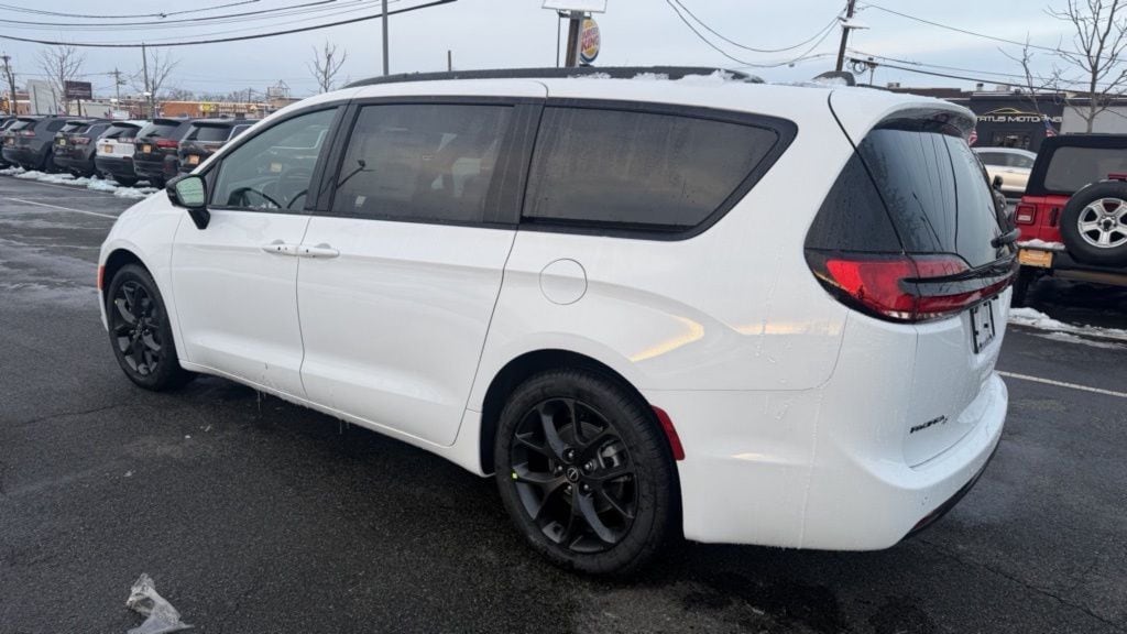 2026 Chrysler Pacifica Select - Photo 4