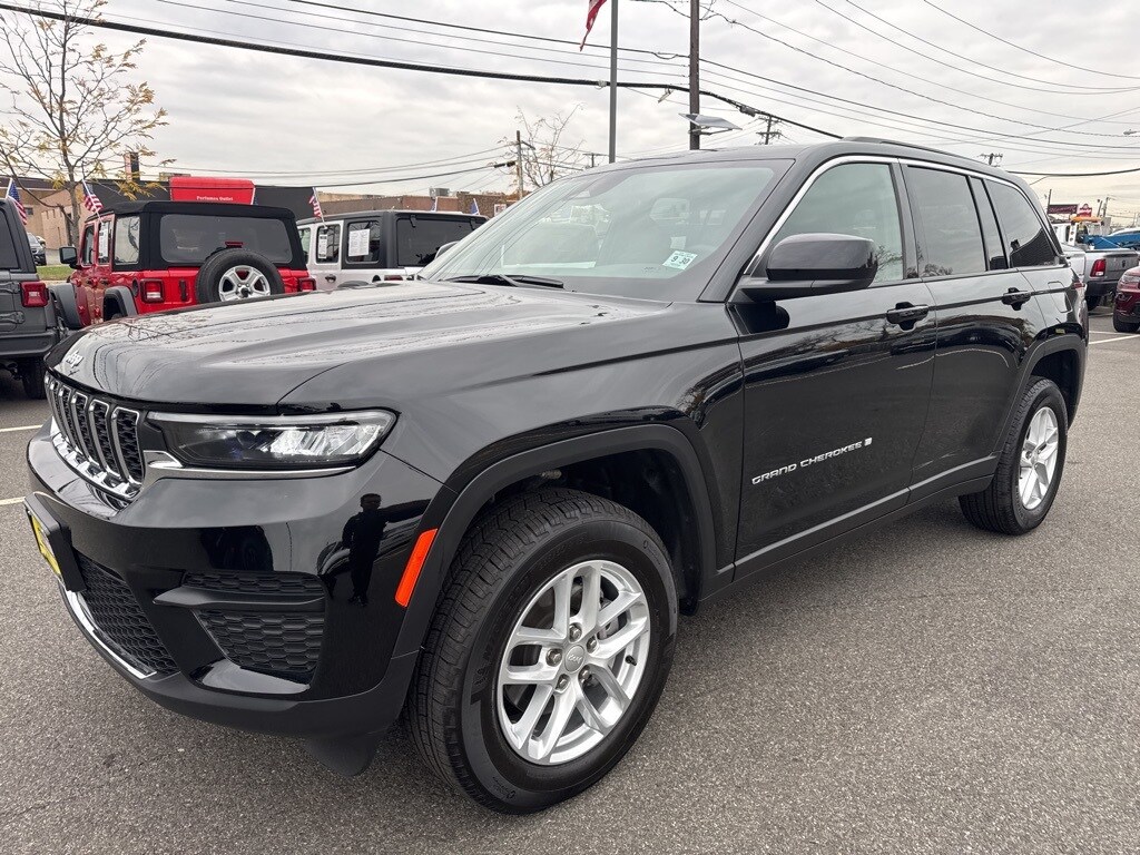 2025 Jeep Grand Cherokee Laredo photo 3