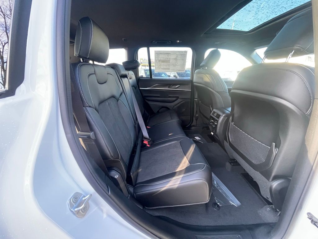 2026 Jeep Grand Cherokee Laredo - Photo 13