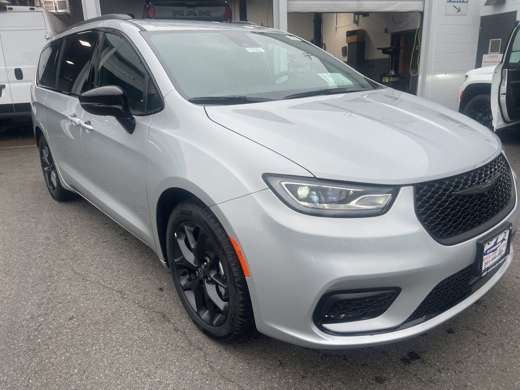 2026 Chrysler Pacifica Select's photo