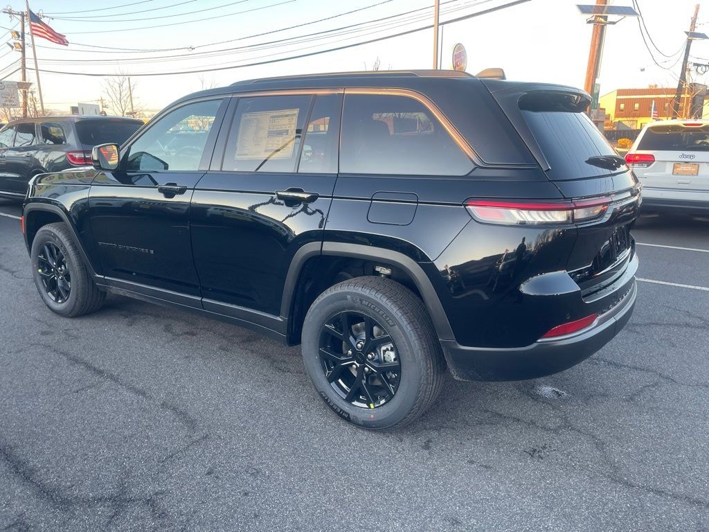 New 2026 Jeep Grand Cherokee Laredo Sport Utility