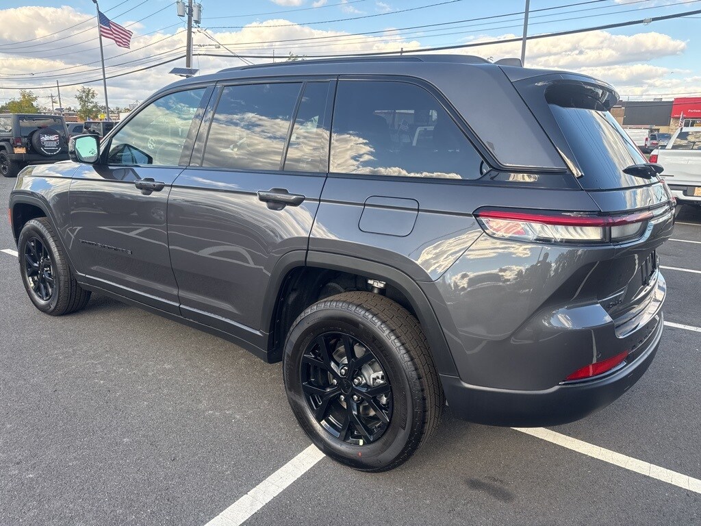 2025 Jeep Grand Cherokee Laredo Altitude X photo 4