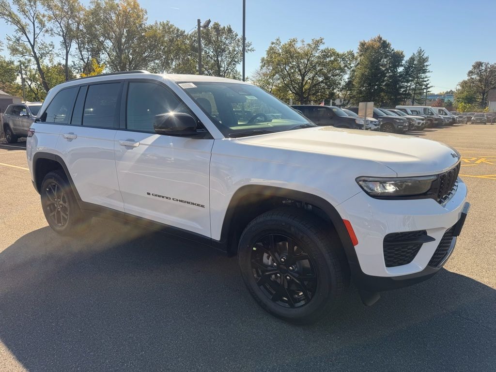 New 2026 Jeep Grand Cherokee Laredo Sport Utility