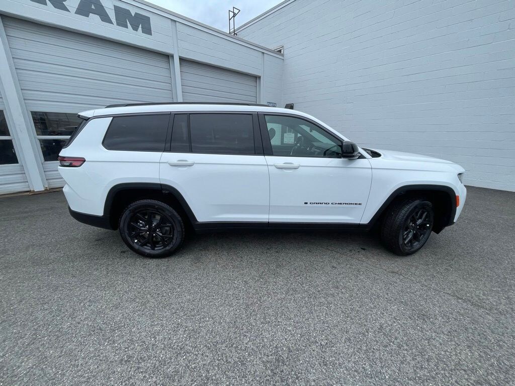 New 2026 Jeep Grand Cherokee L Laredo Sport Utility