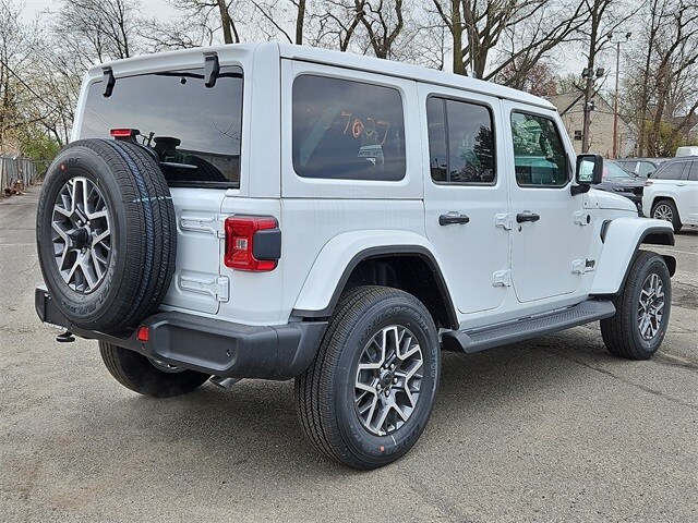 2025 Jeep Wrangler Sahara photo 4