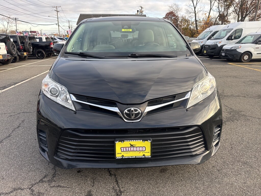 2018 Toyota Sienna LE photo 2