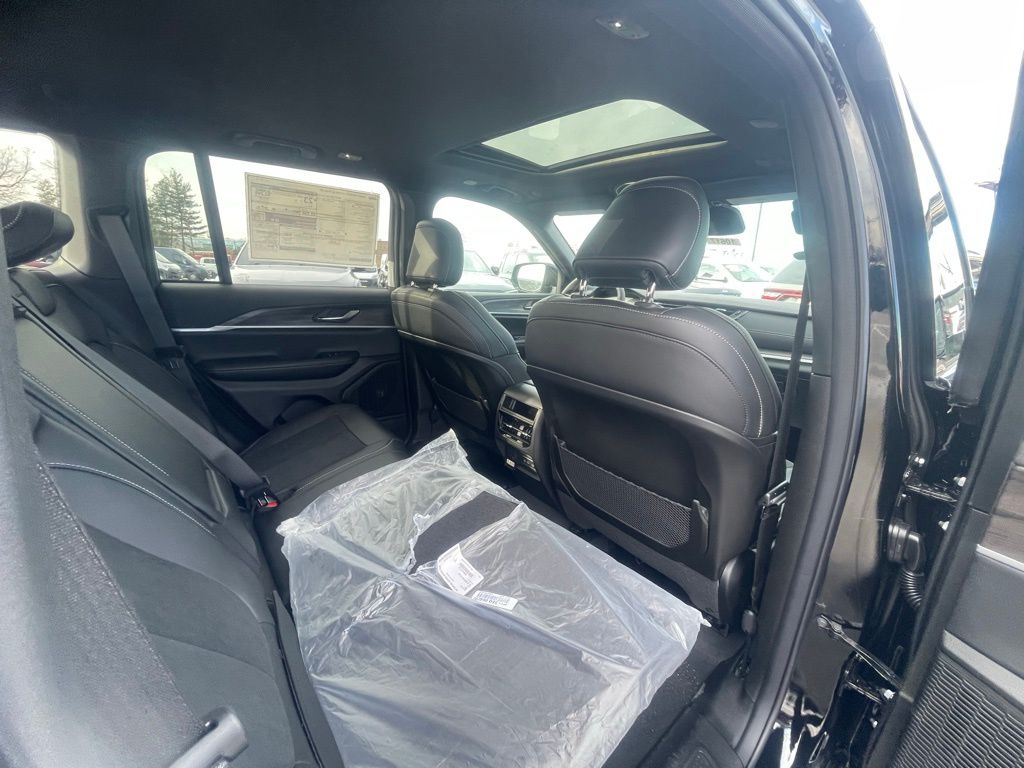 2026 Jeep Grand Cherokee Laredo - Photo 12