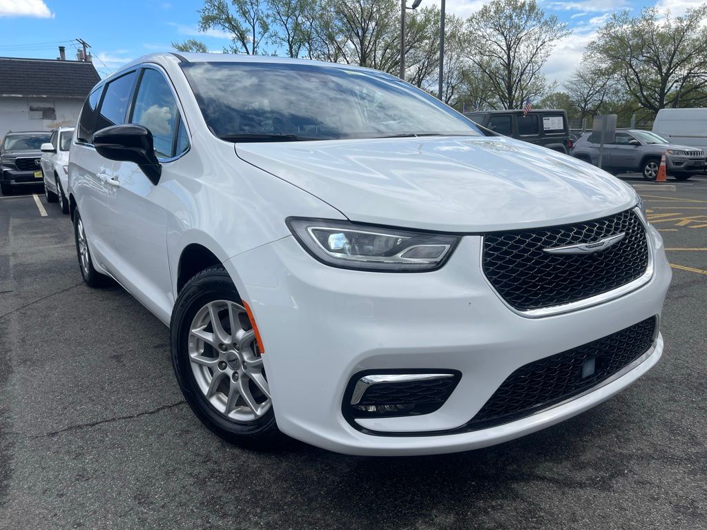 2024 Chrysler Pacifica Touring L's photo