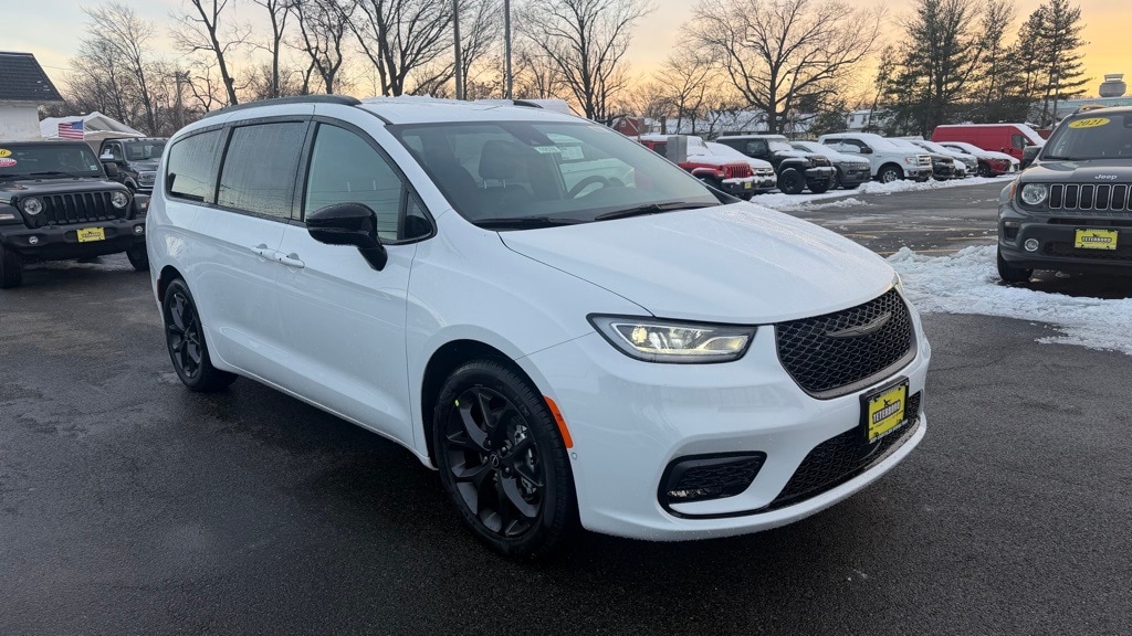 2026 Chrysler Pacifica Select's photo