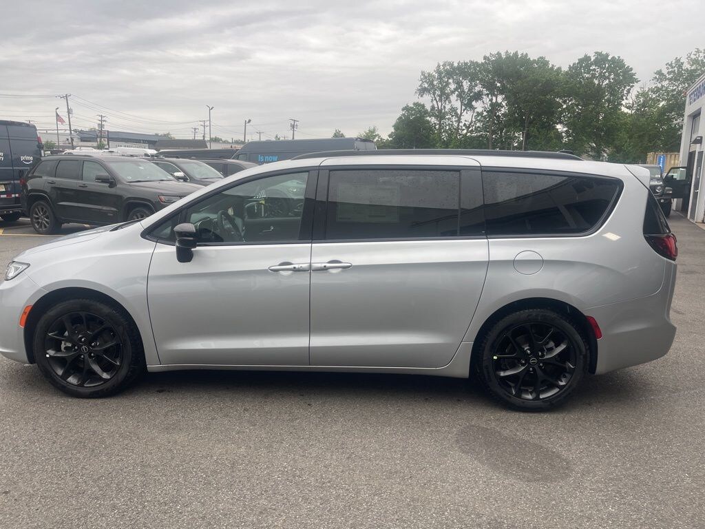 New 2026 Chrysler Pacifica Select Passenger Van