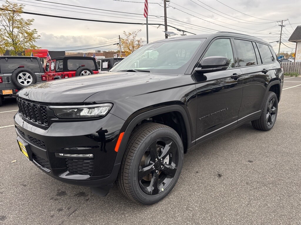 2025 Jeep Grand Cherokee Limited photo 3