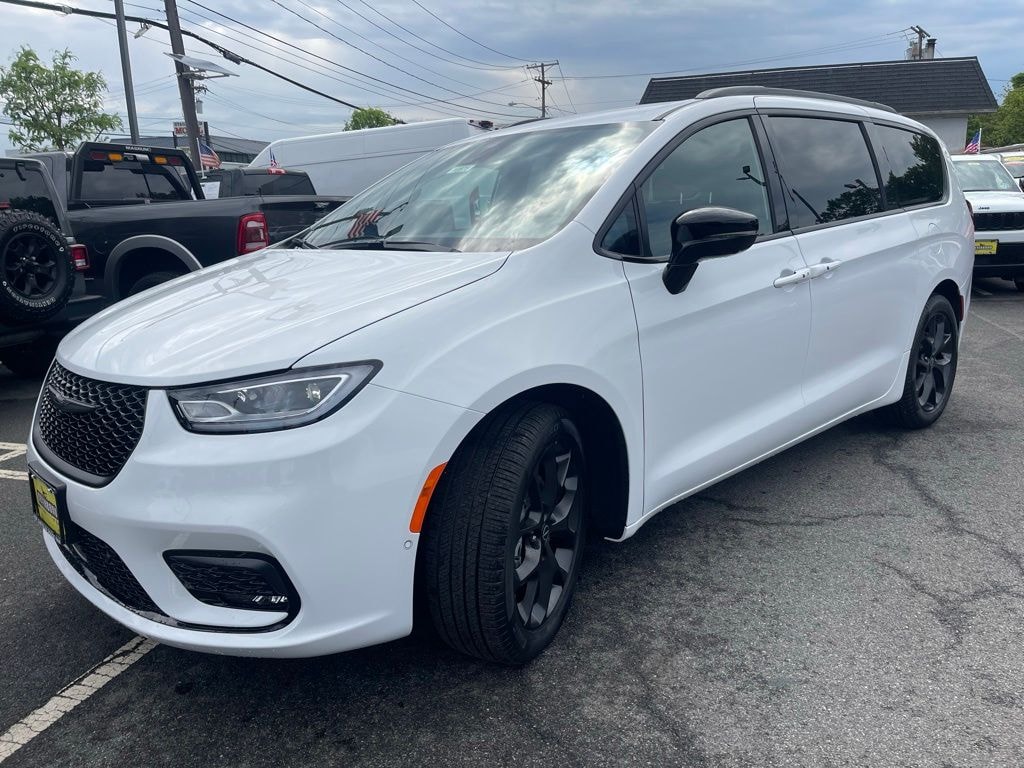New 2026 Chrysler Pacifica Select Passenger Van