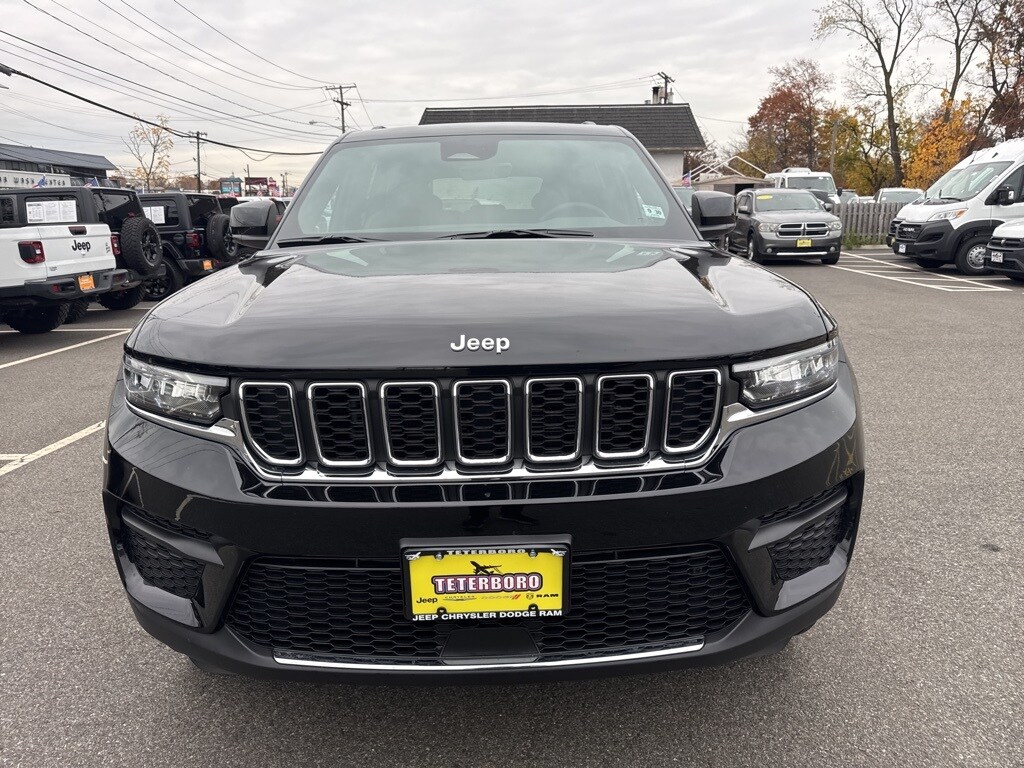 2025 Jeep Grand Cherokee Laredo photo 2