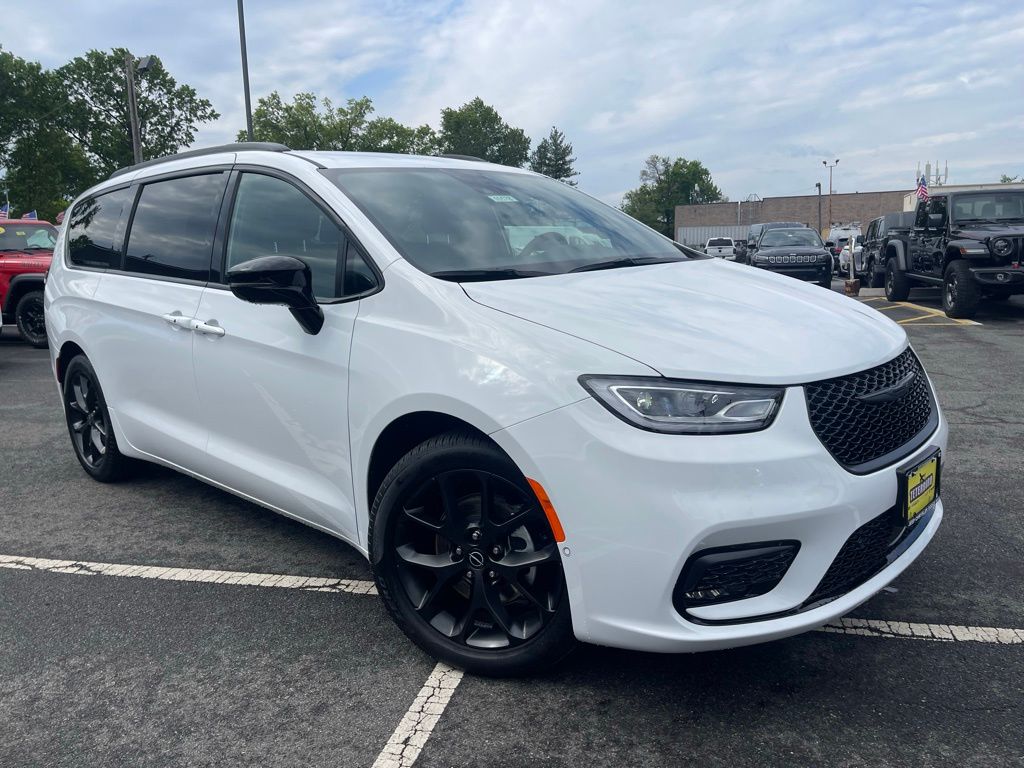 2026 Chrysler Pacifica Select's photo