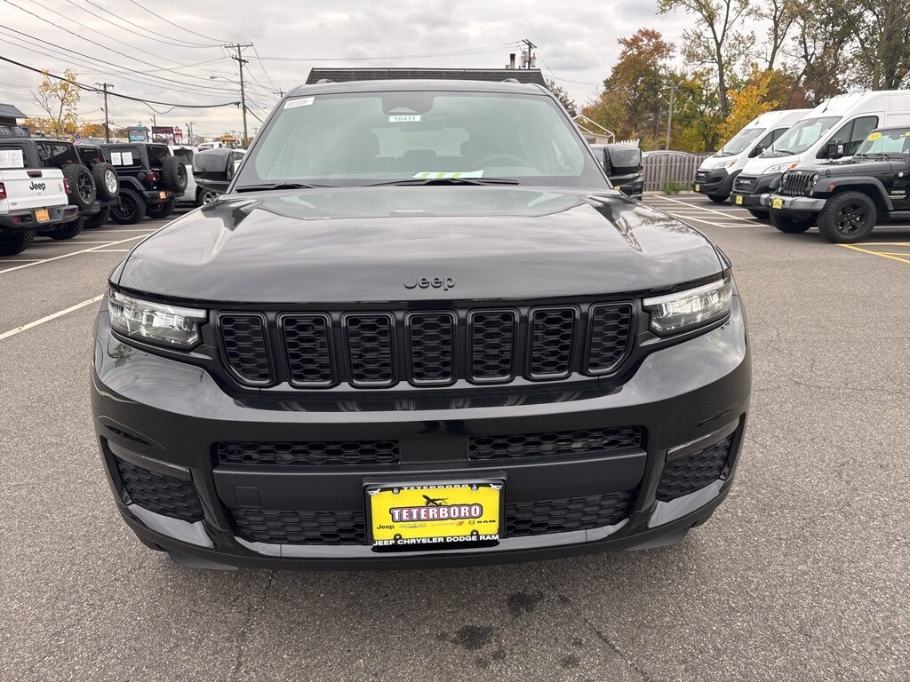 2025 Jeep Grand Cherokee Limited photo 2