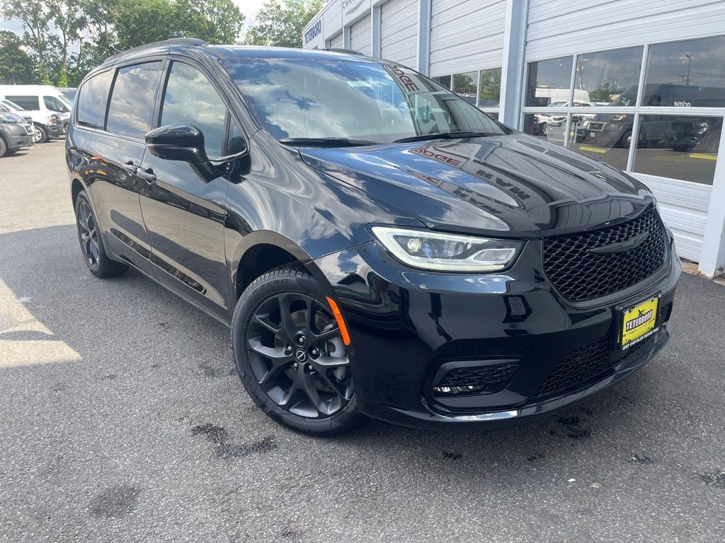 New 2026 Chrysler Pacifica Select Passenger Van