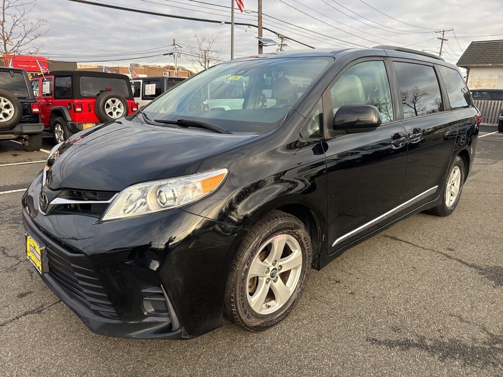 2018 Toyota Sienna LE photo 3