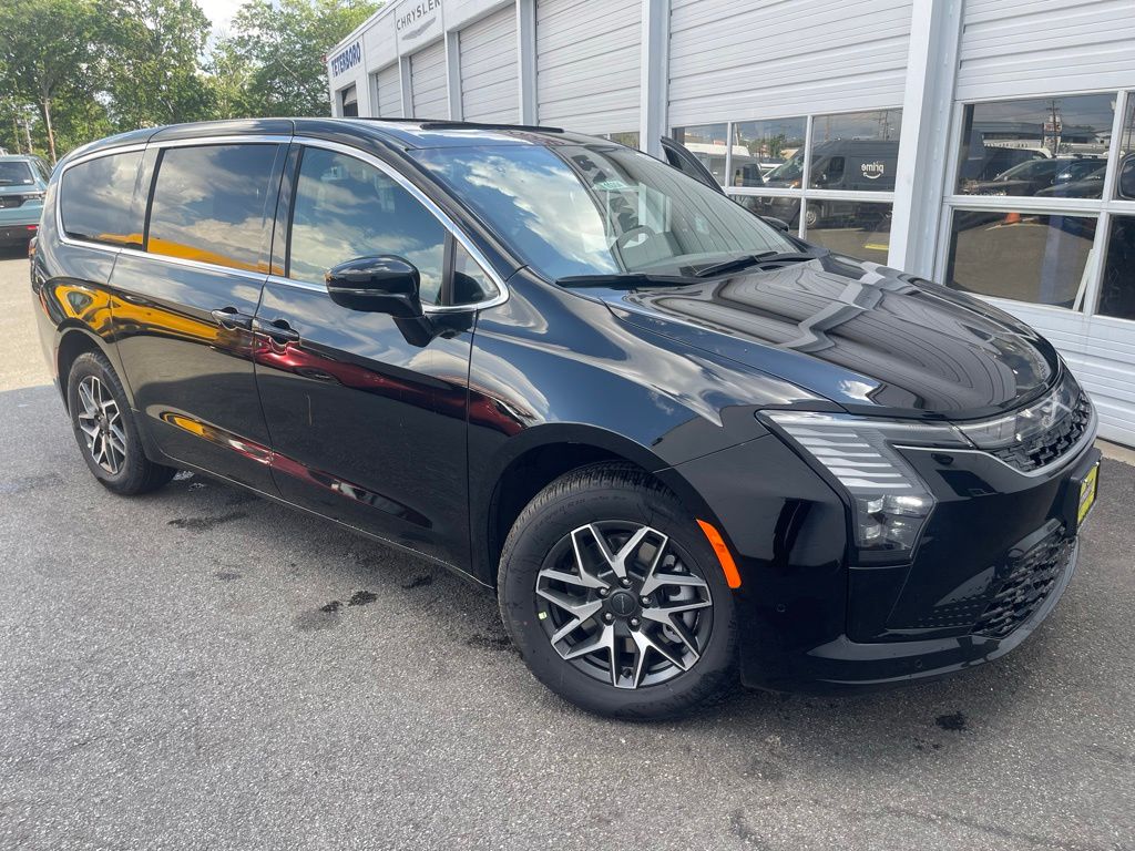 2027 Chrysler Pacifica Limited AWD's photo