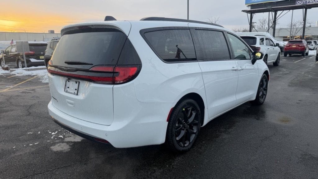 2026 Chrysler Pacifica Select - Photo 6